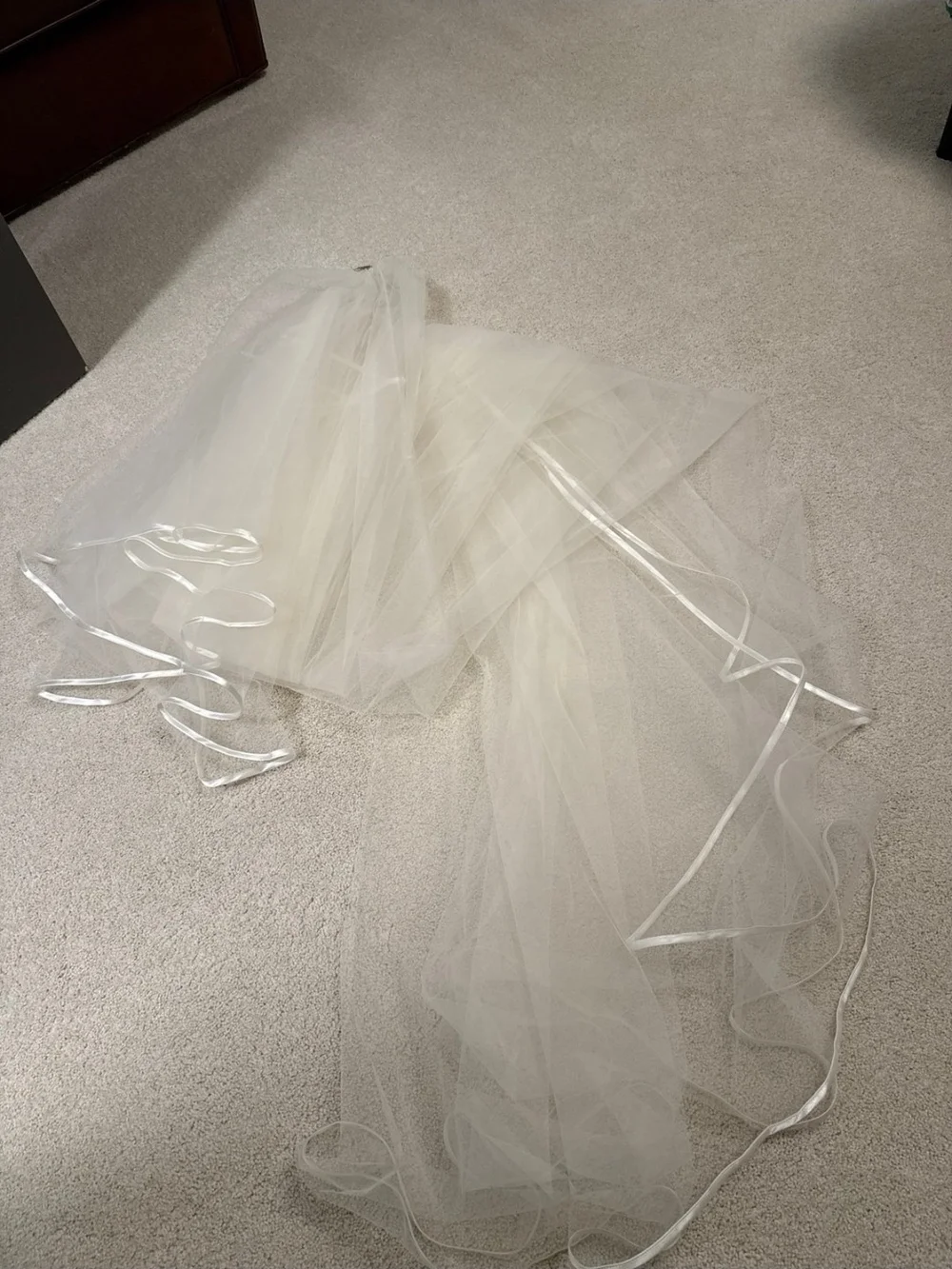 Elegant 2 Tier Catheral Long Veil in EUC, including nib bridal vail weights 32ct